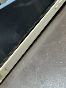 iPhone13 バッテリー膨張 画面が浮く