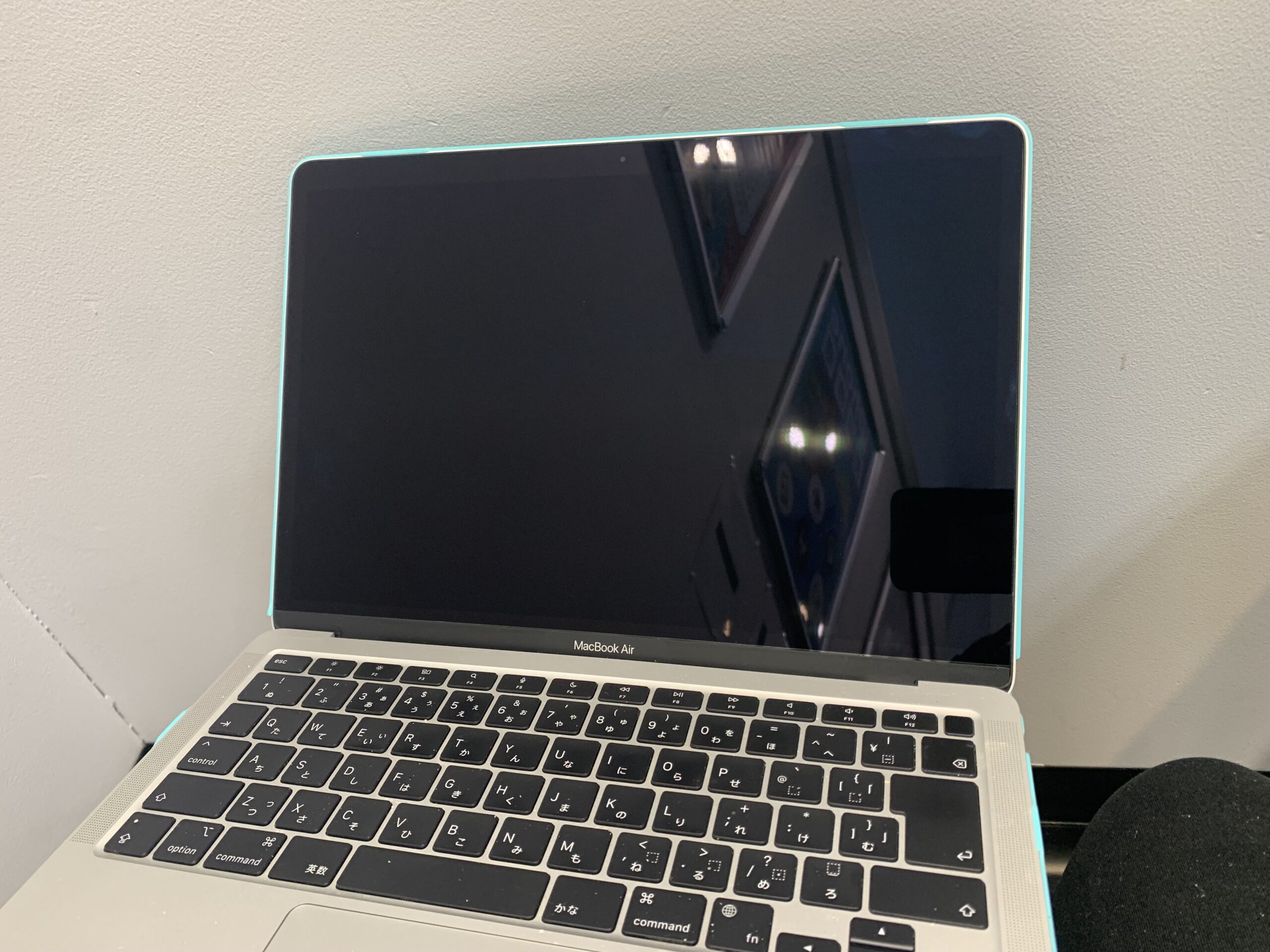 Macbookの液晶交換│ペンを挟んで閉じてしまい画面が真っ暗に