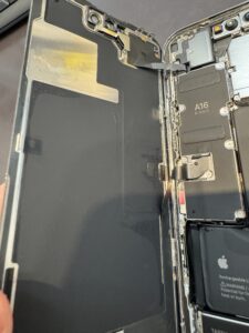 iPhone14Pro内部に水分が付着している状態