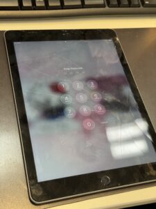 iPad5 画面割れ 修理前